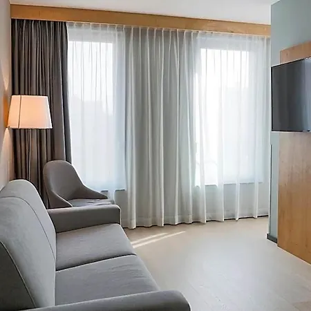 酒店 Radisson Centre 4*